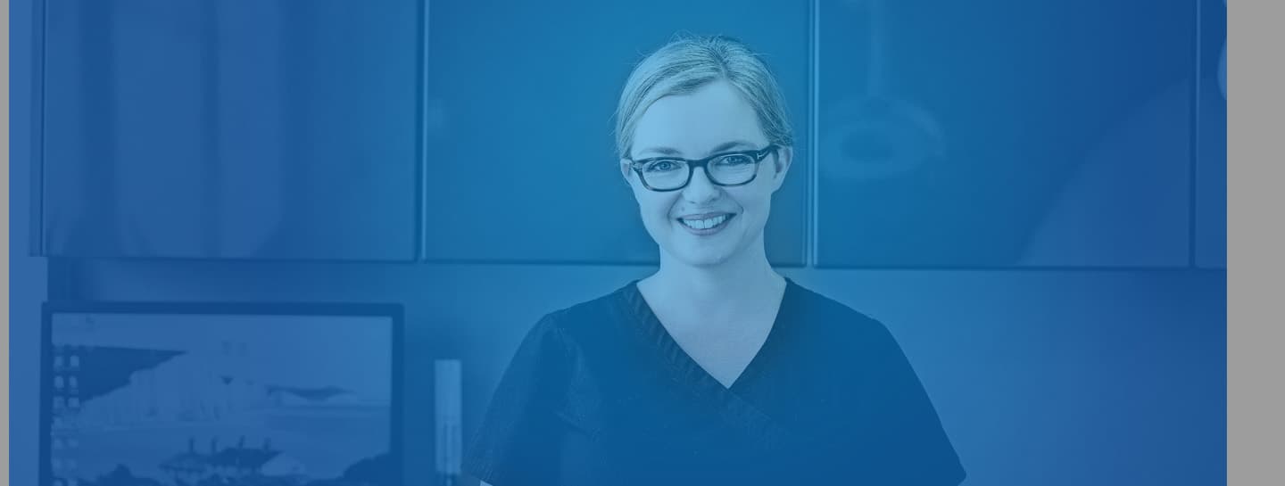 Employment Law ADVICE Standard Header 1440X545px A female dentist wearing scrubs smiling into the camera